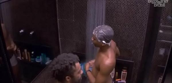  Big Brother Brasil - BBB - Homens Pelados tomando banho juntos